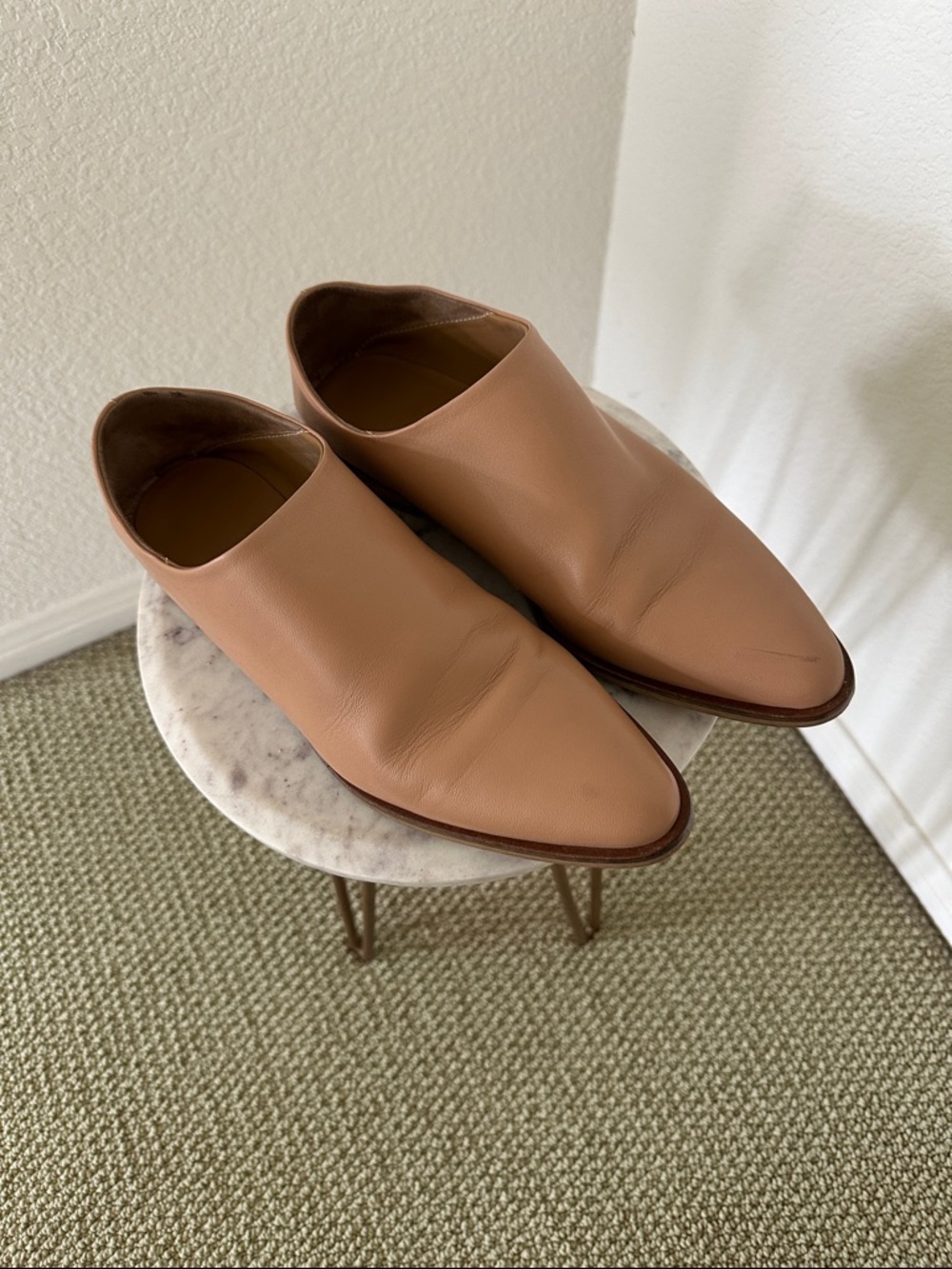 Everlane Slip-On Leather Shoes in Beige - Classic Minimalist Style